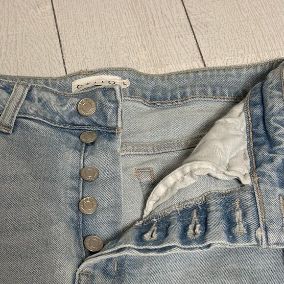 Cello Light Wash Distressed Denim Shorts Size Large - Picture 9 of 12